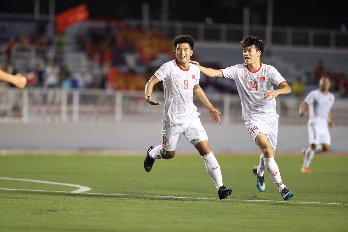 Bàn thắng của Đức Chinh khiến NHM trên khán đài vỡ òa.