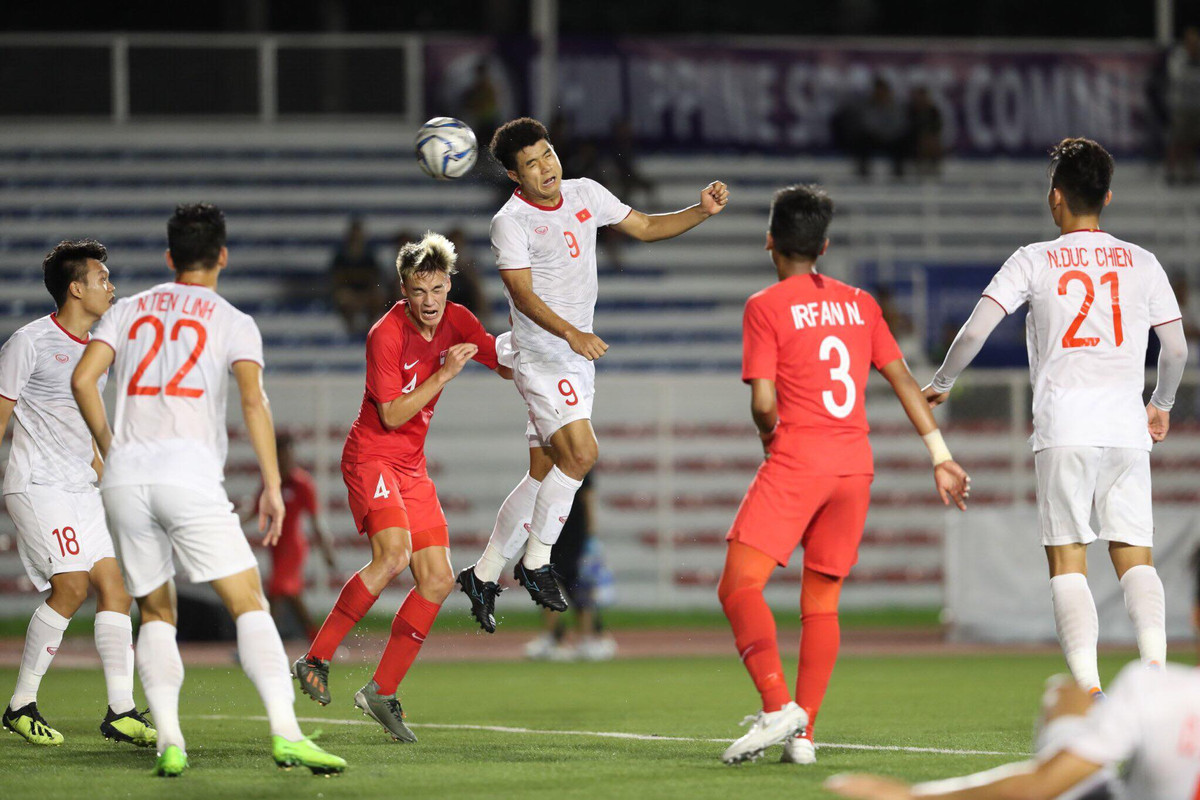 Sau pha đánh đầu chuyền bóng của Văn Hậu, phía trong đã sẵn có Đức Chinh chờ bóng. Tiền đạo số 9 của U22 Việt Nam bật cao đánh đầu làm rung lưới U22 Singapore.