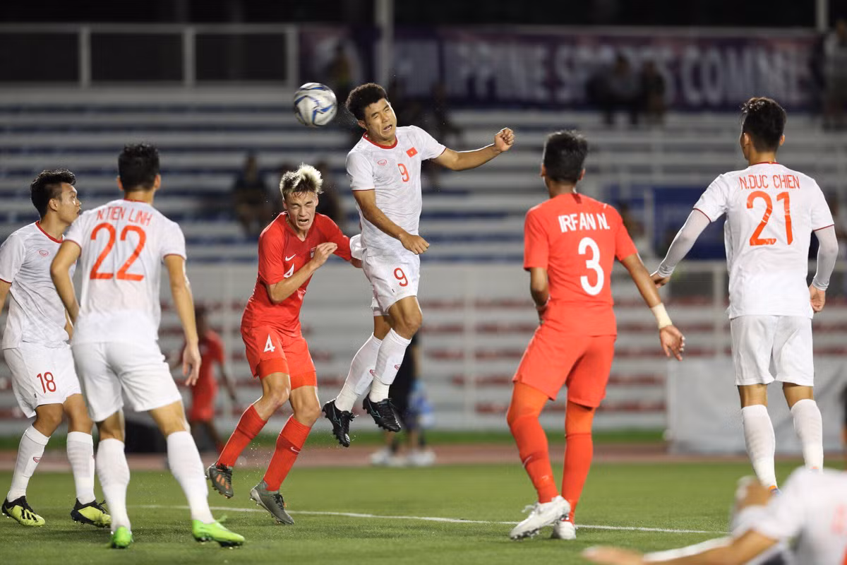 Sau pha đánh đầu chuyền bóng của Văn Hậu, phía trong đã sẵn có Đức Chinh chờ bóng. Tiền đạo số 9 của U22 Việt Nam bật cao đánh đầu làm rung lưới U22 Singapore.