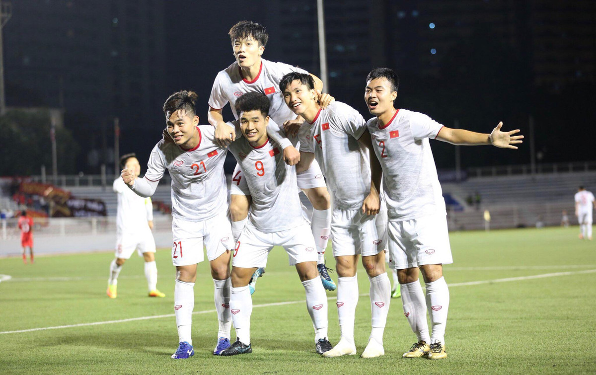 Ở chiều hướng ngược lại, chiến thắng của U22 Việt Nam trước Singapore, đẩy U22 Thái Lan vào thế vô cùng khó, buộc phải dành chiến thắng đậm trước thầy trò HLV Park Hang-seo ở lượt trận cuối.