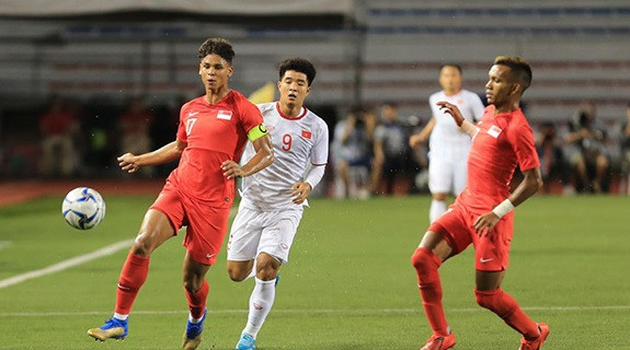 Trước khi có bàn thắng của Đức Chinh, đội tuyển U22 Việt Nam gặp rất nhiều khó khăn với lối chơi không còn gì để mất của U22 Singapore.