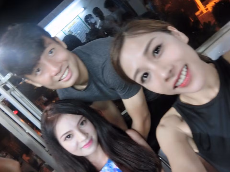 Tiến Dũng bẽn lẽn chụp ảnh bên cô em gái và vợ của đồng đội.