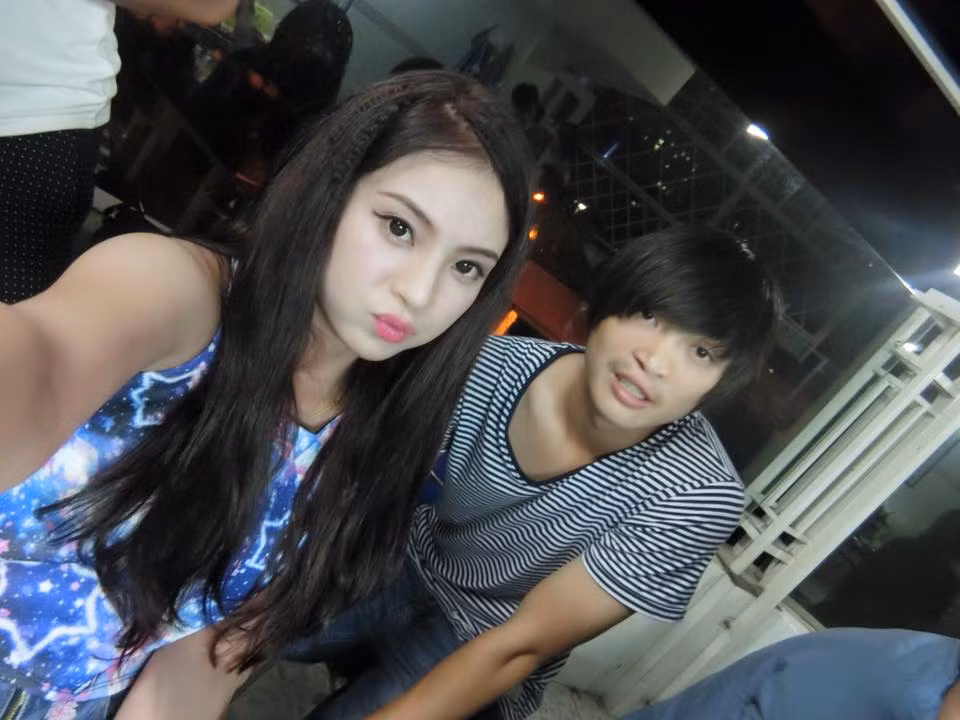 Đi tháp tùng Công Phượng và các đồng đội còn có cô em gái xinh đẹp của trung vệ Bùi Tiến Dũng là Phương Anh và Phương Thảo - cô vợ tuyệt đẹp của cầu thủ Văn Long.