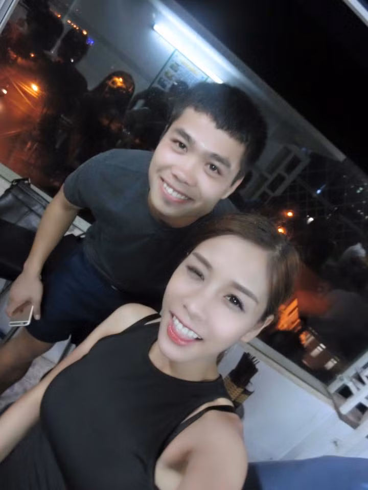 Để tự thưởng cho thành tích trụ hạng thành công của HAGL, Công Phượng và các đồng đội có một buổi liên hoan tưng bừng tại một nhà hàng ở Pleiku.