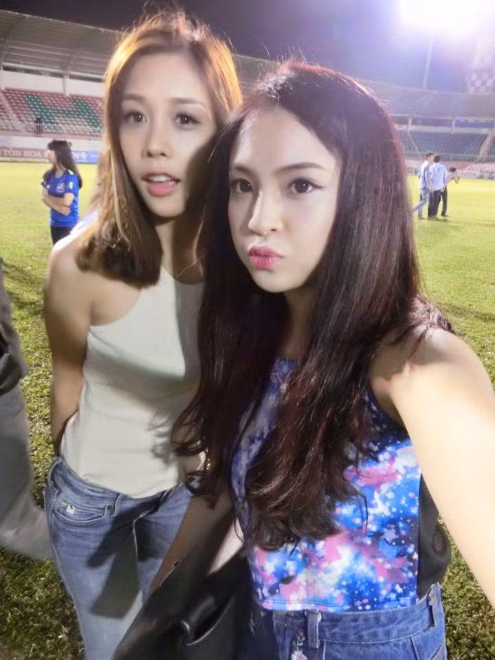 Sau khi trận đấu giữa HAGL và ĐTLA kết thúc, Phương Anh và Phương Thảo đã tới tận sân để chúc mừng các cầu thủ và không quên chụp ảnh kỉ niệm.