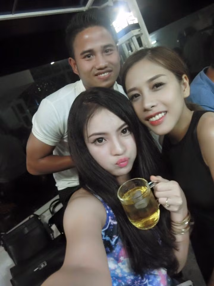 Được biết, ngoài Phương Anh thì bố mẹ của Bùi Tiến Dũng cũng lặn lội từ Hà Tĩnh vào để chúc mừng cậu con trai cũng như toàn bộ đội HAGL đã hoàn thành mục tiêu trụ hạng thành công.