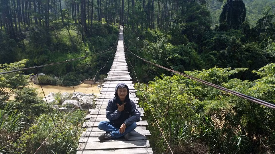 Từ trên cầu nhìn xuống dưới là con sông, cao khoảng 10-15m. Ai sợ độ cao thì hạn chế bước qua cầu treo này, vì có thể sẽ chóng mặt nguy hiểm không lường trước được.