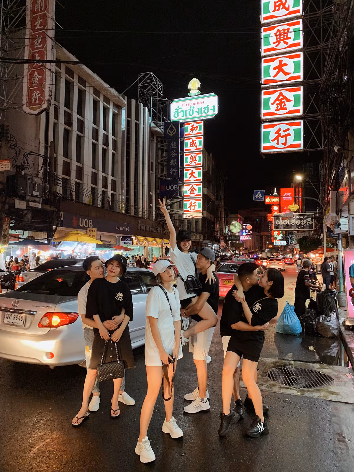 Di du lich cung 3 cap doi yeu nhau, hot girl du bi ra ria van toa sang