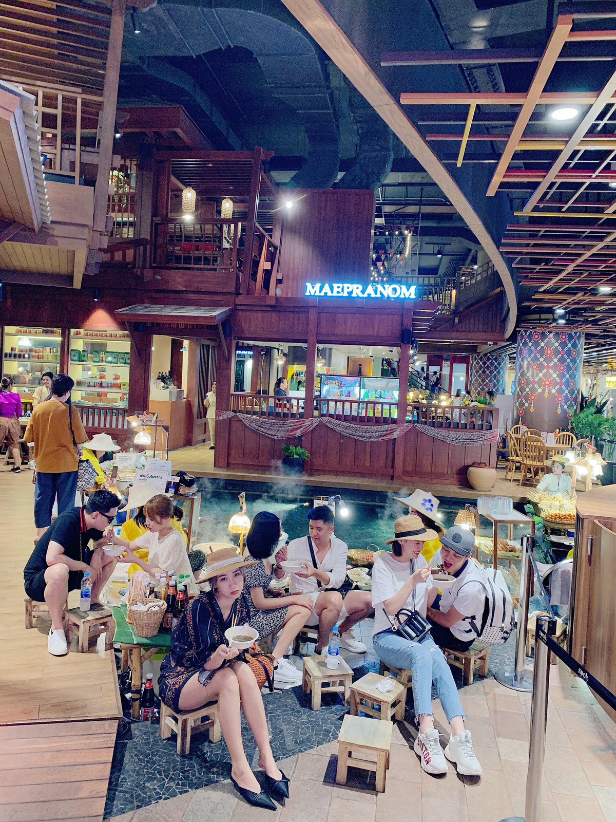 Mới đây, hình ảnh một cô gái xinh đẹp với style "tôi lạc quan giữa đám đông" khi đi chung với hội bạn gồm 3 cặp đôi yêu nhau khiến dân tình vô cùng thích thú.