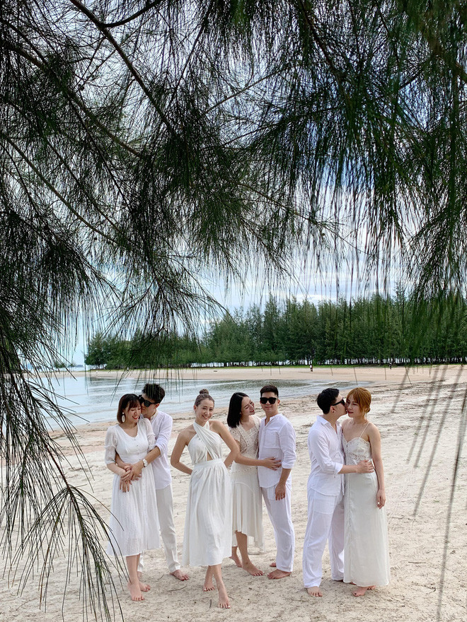 Trong bộ ảnh của mình, trong khi 3 cặp đôi còn lại liên tục tạo dáng tình tứ siêu ngọt ngào thì nhân vật chính lại tạo dáng 1 mình. Tuy nhiên, dù có 1 mình, hot girl ra rìa vẫn khiến nhiều người phải chú ý tới mình bằng nhan sắc "cực phẩm.