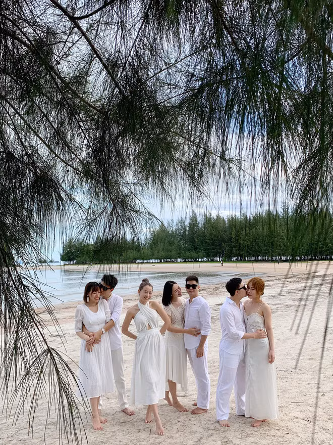 Trong bộ ảnh của mình, trong khi 3 cặp đôi còn lại liên tục tạo dáng tình tứ siêu ngọt ngào thì nhân vật chính lại tạo dáng 1 mình. Tuy nhiên, dù có 1 mình, hot girl ra rìa vẫn khiến nhiều người phải chú ý tới mình bằng nhan sắc "cực phẩm.