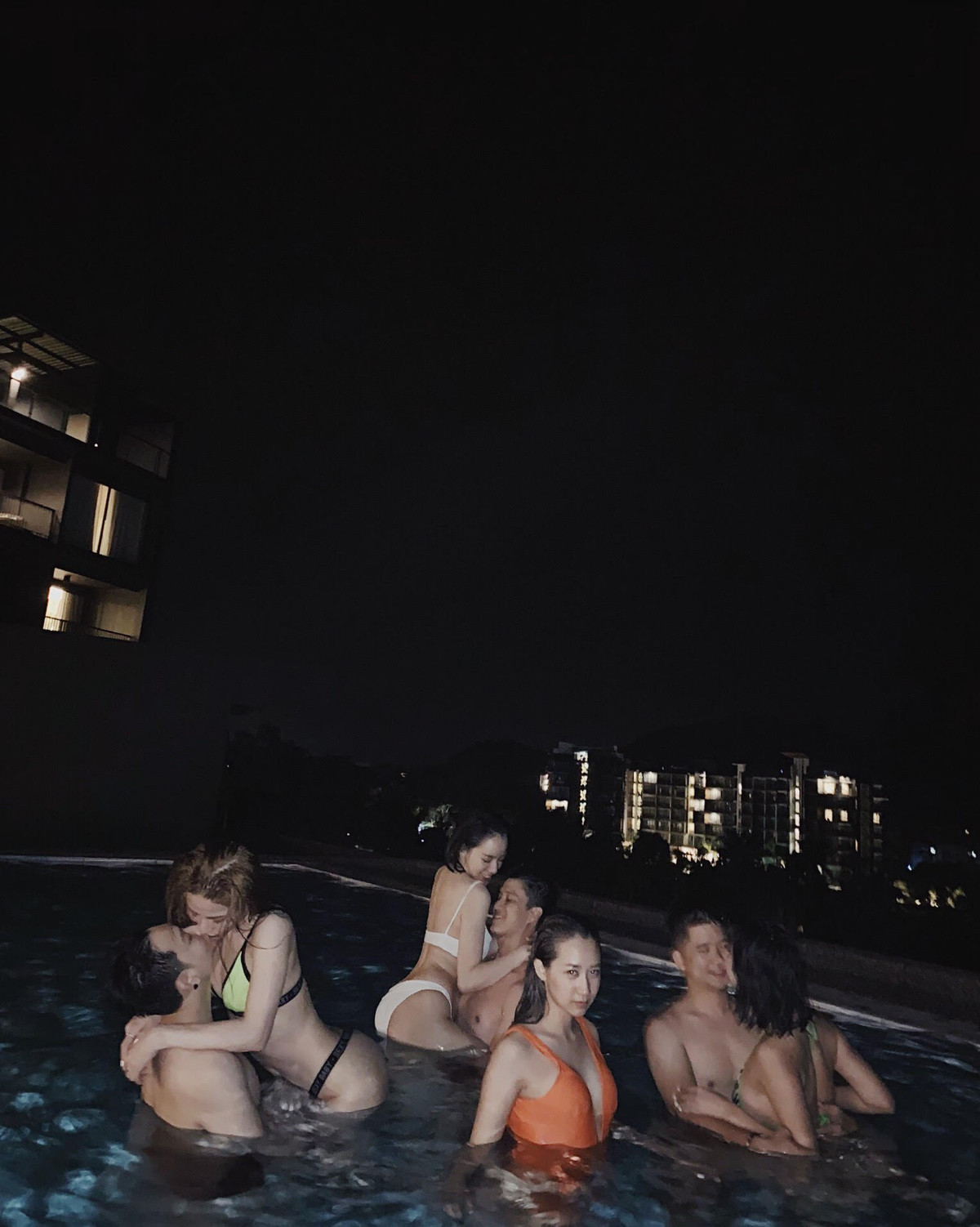 Ngắm ảnh một hồi thì dân tình phát hiện ra "bóng đèn" bất đắc dĩ trong ảnh hoá ra là Phạm Kiều Ly - một cô nàng khá nổi tiếng trên MXH nhờ vẻ ngoài nóng bỏng cùng những bức ảnh du lịch đẹp như mơ.