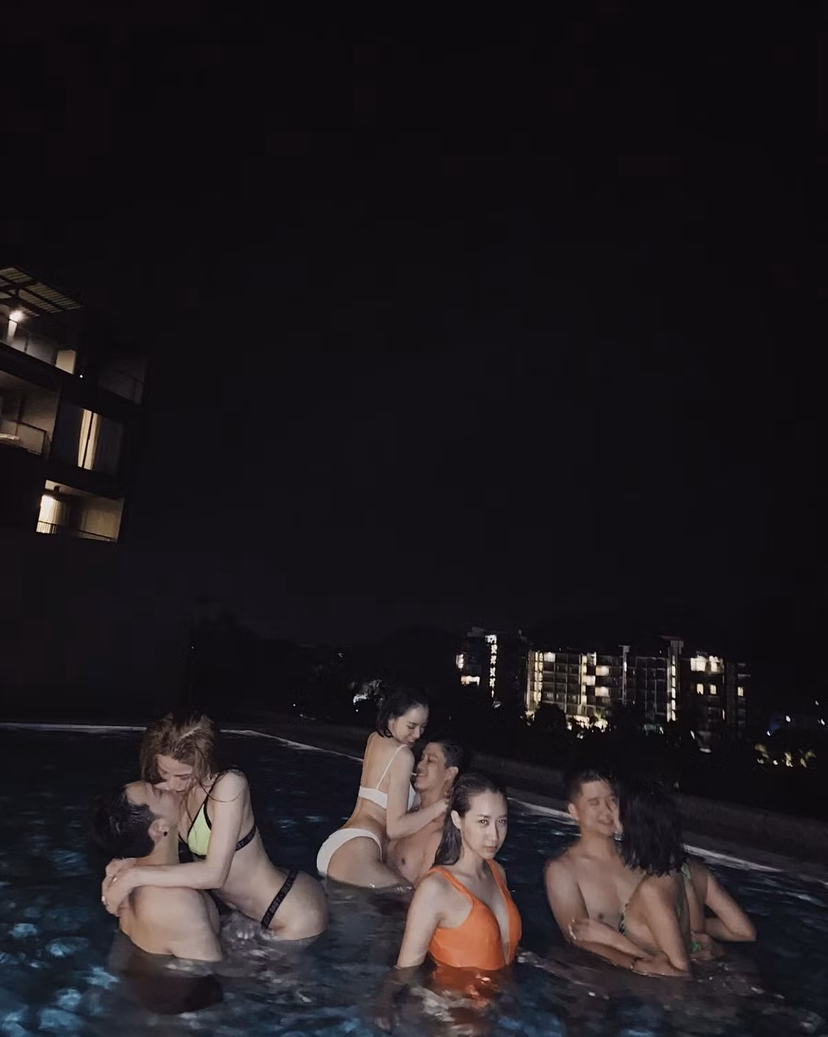 Ngắm ảnh một hồi thì dân tình phát hiện ra "bóng đèn" bất đắc dĩ trong ảnh hoá ra là Phạm Kiều Ly - một cô nàng khá nổi tiếng trên MXH nhờ vẻ ngoài nóng bỏng cùng những bức ảnh du lịch đẹp như mơ.