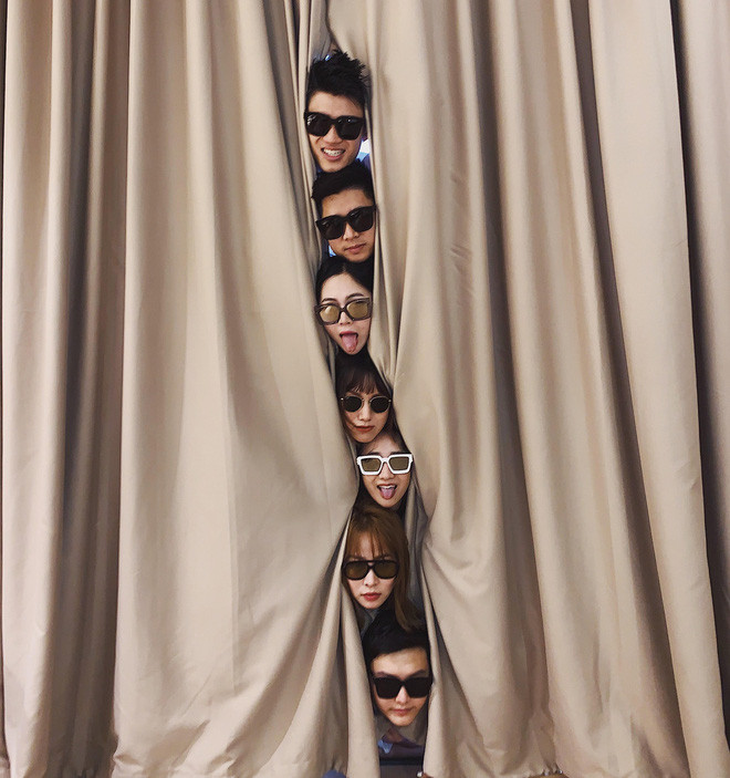 Dù là người độc thân duy nhất trong nhóm nhưng Kiều Ly không hề thấy sốt ruột. Hot girl 9X này cho biết rằng cô chọn cuộc sống độc thân chứ không phải là đang cô đơn và chẳng có gì phải vội vàng mà cứ chờ người mình cần xuất hiện thôi.