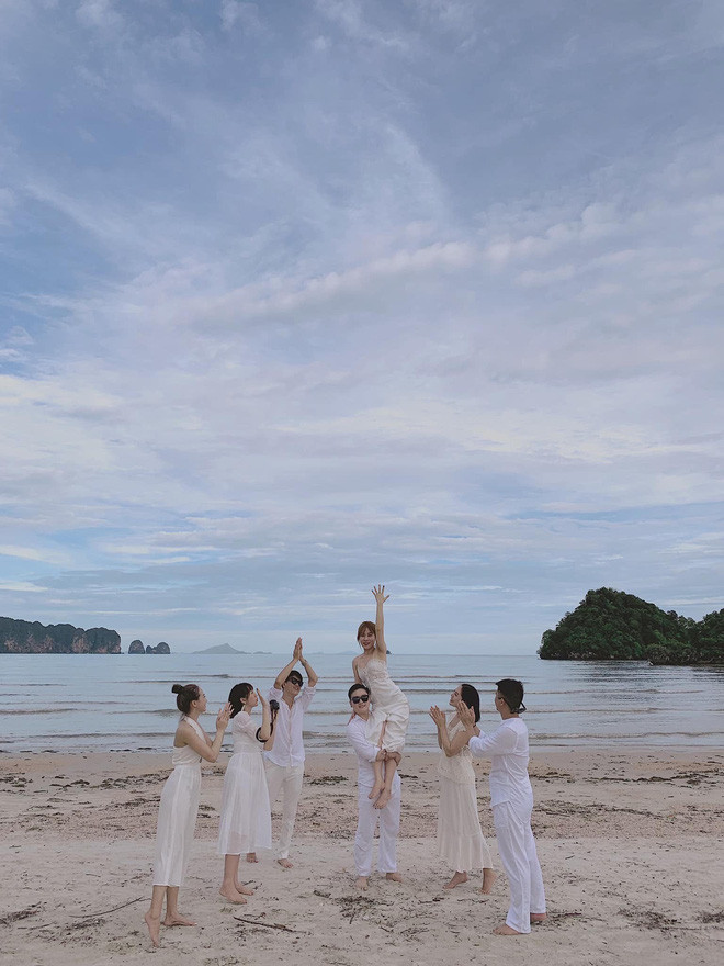 Tình cảnh chán chường mà cô bạn cô đơn này phải chịu đựng không chỉ trong 1 tấm hình đâu mà kéo dài miên man mê mải từ ngoài đường cho đến trong quán xá rồi đến cả bãi biển.