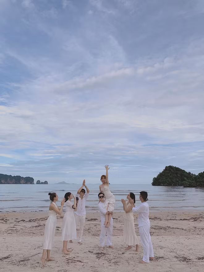 Tình cảnh chán chường mà cô bạn cô đơn này phải chịu đựng không chỉ trong 1 tấm hình đâu mà kéo dài miên man mê mải từ ngoài đường cho đến trong quán xá rồi đến cả bãi biển.