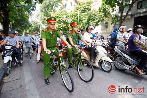 9h sáng 12/8, 2 đồng chí công an trật tự phường Tràng Tiền đã sử dụng xe đạp chuyên dụng đến Công an TP Hà Nội để báo cáo công việc.