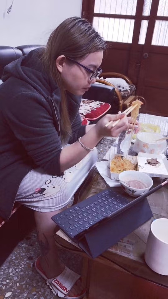Hình ảnh nàng dâu ngoại quốc nghiện mắm tôm Việt sau một lần ăn thử.