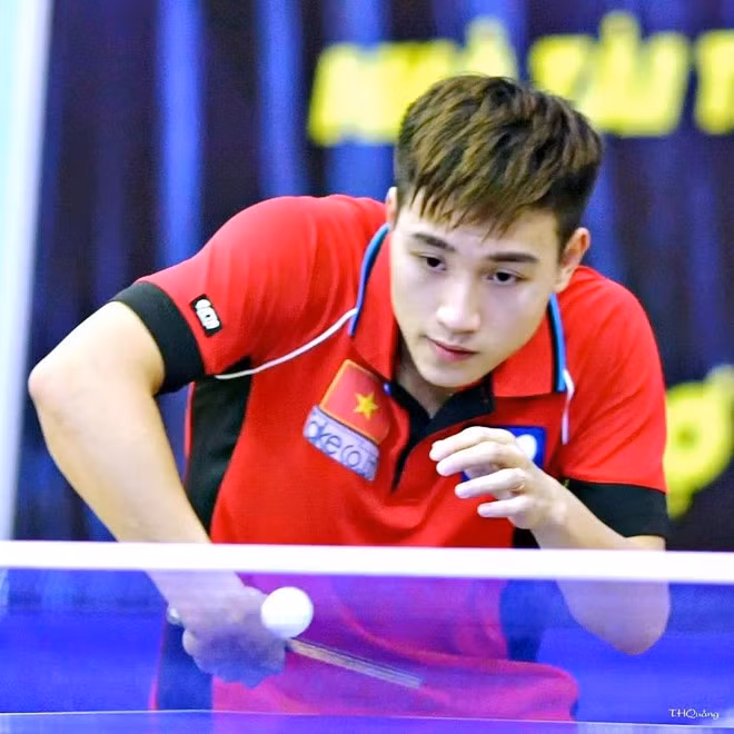 Những ngày tranh tài tại SEA Games 29 vừa qua, dân mạng Việt đã khám phá ra một chàng hot boy bóng bàn với nhan sắc chẳng kém cạnh các diễn viên điện ảnh và ngay lập tức mọi thông tin cá nhân của anh chàng này được rất nhiều người chú ý. Ảnh trong bài: Facebook nhân vật.