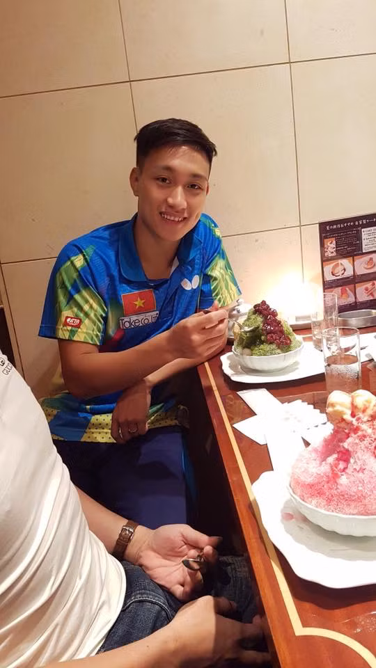 Sau thời gian tìm kiếm cật lực, lục tung mọi ngóc ngách trên mạng xã hội, hot boy bóng bàn Việt đã được tìm ra đó là VĐV Nguyễn Anh Tú, nickname Tú Mẩu, 24 tuổi.