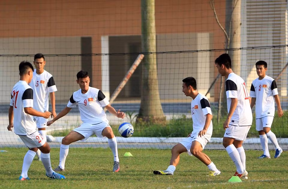 Với thành tích thi đấu ấn tượng vào năm 2011, Xuân Nam mới 17 tuổi nhưng lại vinh dự được gọi lên ĐT U19 Việt Nam để tham gia giải U19 Đông Nam Á cùng với những tên tuổi lớn lúc đó như Huy Toàn, Ngọc Hải hay Minh Tùng.