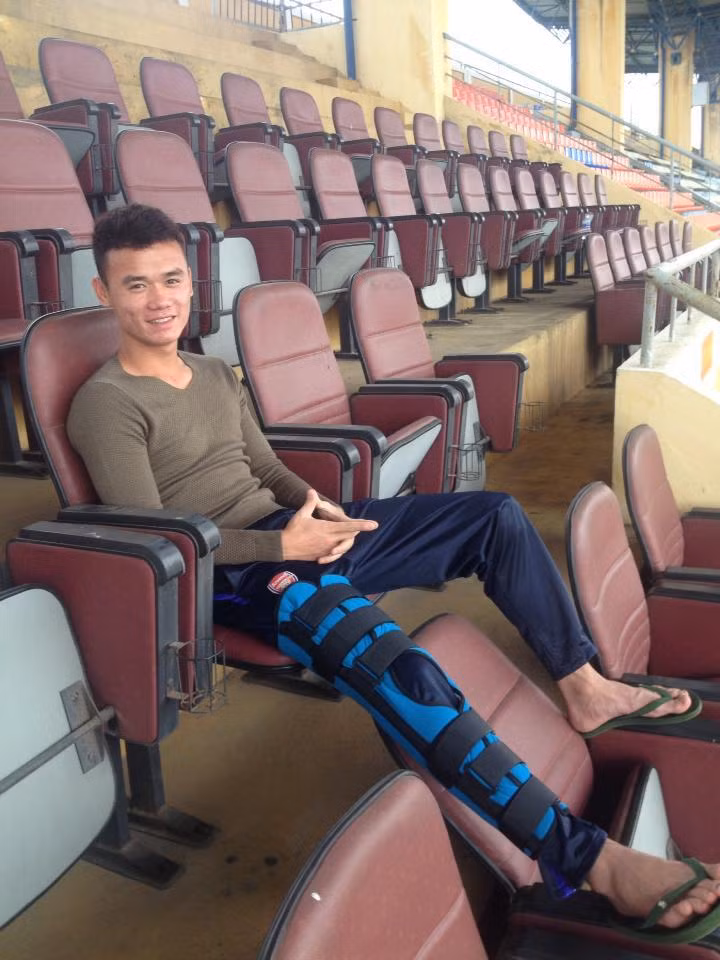 Nhưng trong cuối năm 2014, Xuân Nam đã dính chấn thương khá nặng và nó đã ngăn cản đà thăng tiến của cầu thủ sinh năm 1994 này tại CLB Hà Nội T&amp;T.