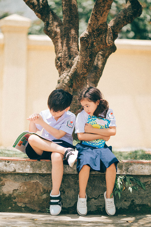 Những khoảnh khắc đáng yêu như cùng nhau vui đùa trước giờ vào lớp, cùng nhau trực nhật, nằm dài trên bãi cỏ đọc sách hay tựa đầu vào nhau dưới gốc cây được hai người mẫu nhí Cao Hữu Nhật và Nguyễn Trần Hà My thể hiện vô cùng ngọt ngào.