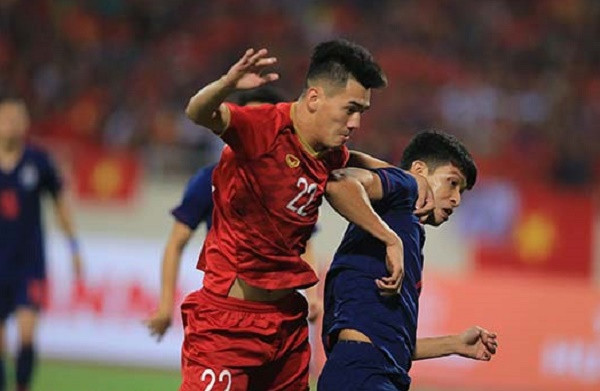 Phút thứ 7, Quang Hải tạt bóng vào từ hành lang cánh trái, Tiến Linh có cơ hội đánh đầu cận thành và suýt chút nữa mở tỷ số cho đội tuyển Việt Nam.