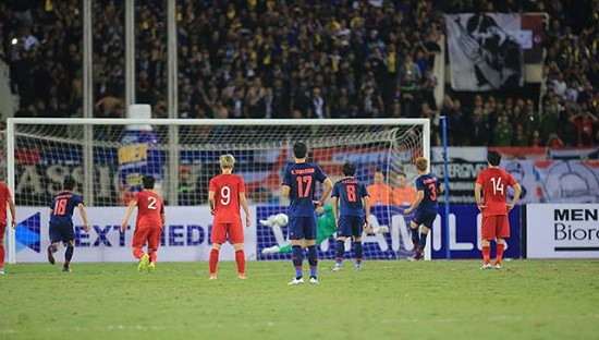 Đến phút thứ 27, trong lúc các cầu thủ đội tuyển Việt Nam thi đấu tập trung, đội tuyển Thái Lan được hưởng một quả phạt đền sau tình huống Văn Hậu phạm lỗi trong vòng cấm. Tuy nhiên đúng vào thời khắc khó khăn nhất, Đặng Văn Lâm đã hoá thành người hùng khi cản phá thành công cú sút penalty của Theerathon.