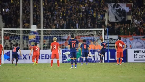 Đến phút thứ 27, trong lúc các cầu thủ đội tuyển Việt Nam thi đấu tập trung, đội tuyển Thái Lan được hưởng một quả phạt đền sau tình huống Văn Hậu phạm lỗi trong vòng cấm. Tuy nhiên đúng vào thời khắc khó khăn nhất, Đặng Văn Lâm đã hoá thành người hùng khi cản phá thành công cú sút penalty của Theerathon.