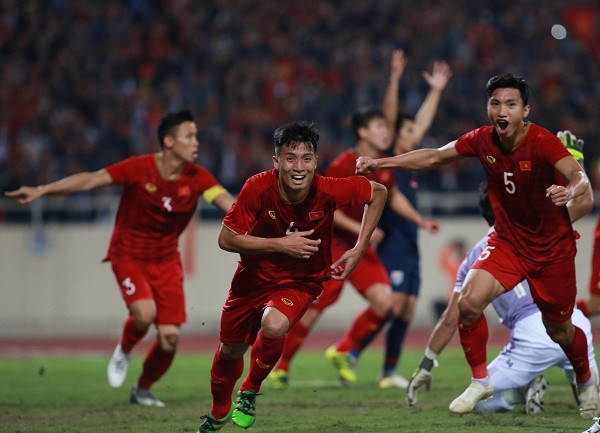 Đúng 4 phút sau, đội tuyển Việt Nam đã có câu trả lời khi Bùi Tiến Dũng đánh đầu đưa bóng vào lưới khung thành Thái Lan sau quả phạt góc. Nhưng thêm một lần nữa, trọng tài chính lại đưa ra một quyết định gây bất lợi cho Việt Nam khi thổi phạt Đoàn Văn Hậu vì cho rằng số 5 đã phạm lỗi với thủ môn Kawin.