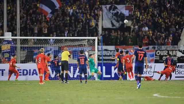 Đến phút thứ 78, Sarach tung cú sút xa với lực căng và hiểm hóc, rất may Văn Lâm đã cứu thua xuất sắc. Chỉ 5 phút sau, Thái Lan có thêm một tình huống thậm chí còn nguy hiểm hơn. Các cầu thủ áo xanh phối hợp đến tận khung thành của đội tuyển Việt Nam, sau pha cản phá của Văn Lâm, bóng tìm đến chân của cầu thủ Thái Lan, rất may Đoàn Văn Hậu đã lăn xả và lấy thân mình cản bóng. Hoan hô hàng phòng ngự của đội tuyển Việt Nam.