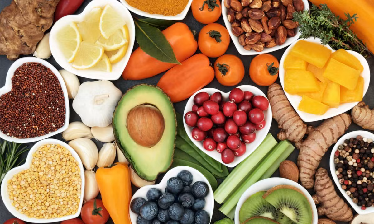 1. Chế độ ăn uống lành mạnh: được tính toán và đánh giá dựa trên lượng thực phẩm lành mạnh được báo cáo như rau, trái cây, các loại hạt, ngũ cốc nguyên hạt, chất béo lành mạnh và axit béo omega-3, và các thực phẩm không lành mạnh như thịt đỏ và thịt chế biến sẵn, đường ngọt đồ uống, chất béo chuyển hóa và natri.