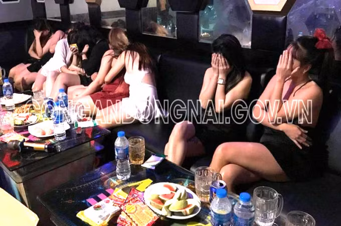 Dong Nai: Bat qua tang tiep vien quan karaoke co hanh vi khieu dam cung khach