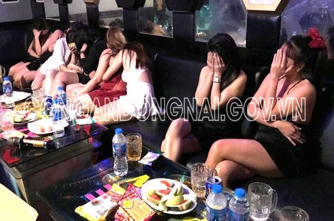 Dong Nai: Bat qua tang tiep vien quan karaoke co hanh vi khieu dam cung khach