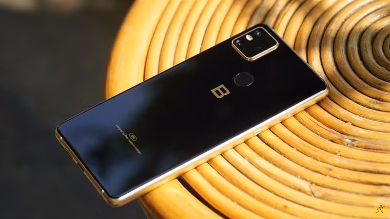 Cả hai mặt máy đều ốp kính Gorilla Glass 5, kiểu thiết kế chưa từng lỗi thời. Ngoài ưu điểm tăng độ bóng cho mặt lưng, loại kính này ít để lại vân tay người dùng.