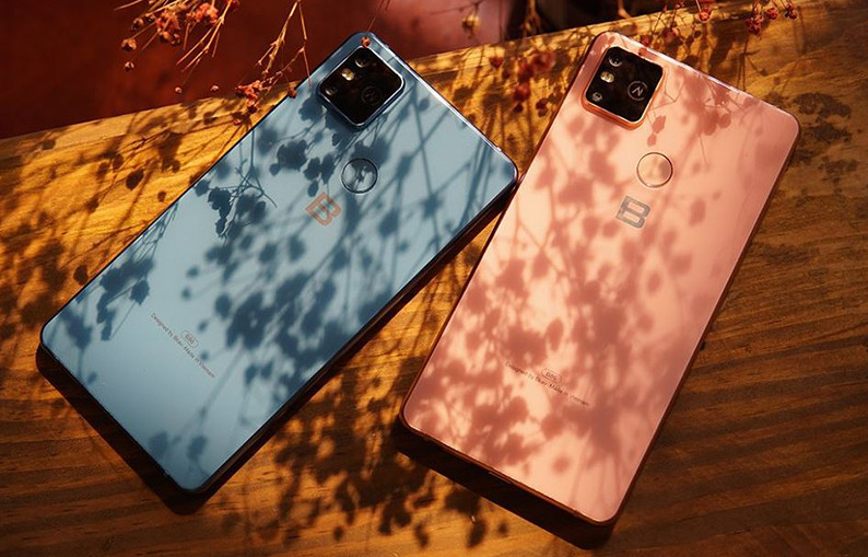 Nút cơ học duy nhất ở cạnh trái lọt thỏm trong khung nhôm, có tác dụng như một nút nguồn, reset máy khi cần hay có thể dùng để tắt/mở màn hình.