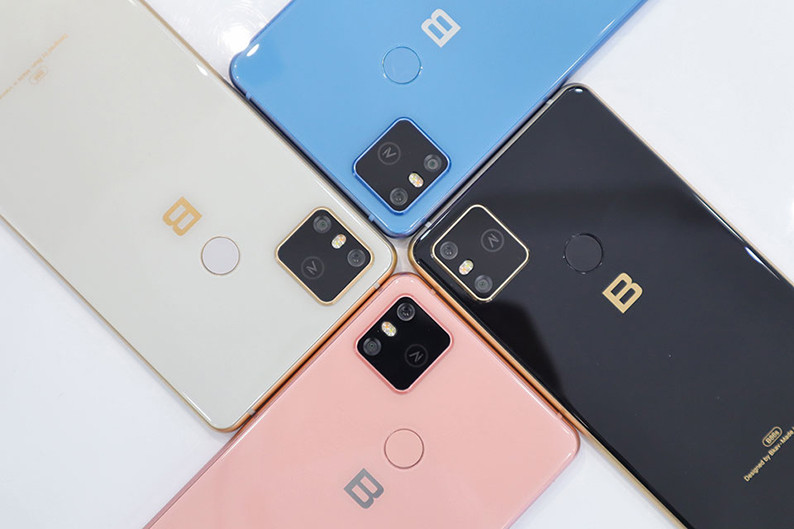 BKAV đã loại bỏ gần như toàn bộ phím vật lý, giúp các cạnh liền mạch, bo tròn.