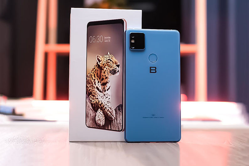 Tuy nhiên, việc thiết kế vuông vắn, trơn khiến người dùng có thể gặp rủi ro khi mặt lưng nứt vỡ nếu làm rơi máy.