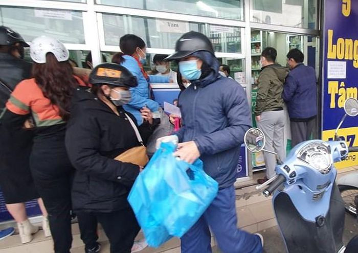 Dich COVID-19 dien bien phuc tap, nguoi Ha Noi xep hang mua khau trang-Hinh-6