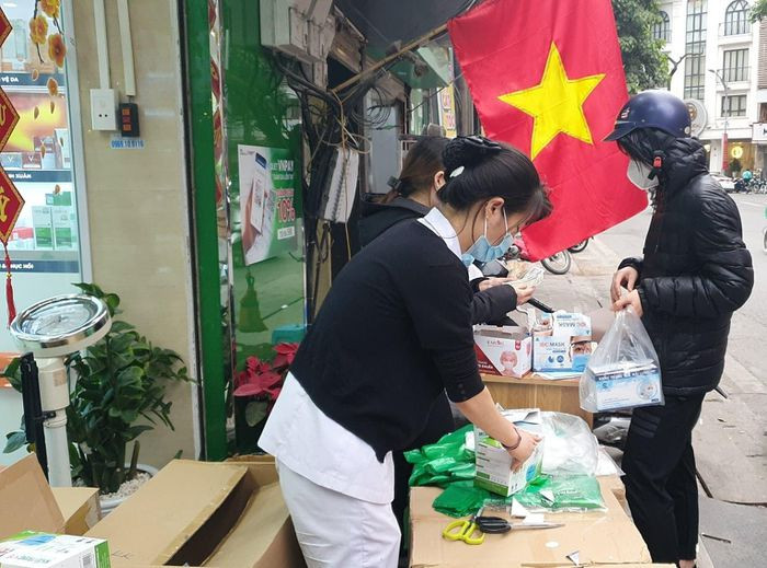 Dich COVID-19 dien bien phuc tap, nguoi Ha Noi xep hang mua khau trang-Hinh-3