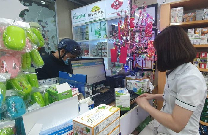 Dich COVID-19 dien bien phuc tap, nguoi Ha Noi xep hang mua khau trang-Hinh-2