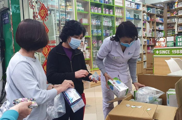 Dich COVID-19 dien bien phuc tap, nguoi Ha Noi xep hang mua khau trang-Hinh-4