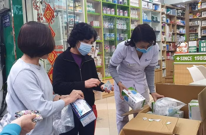 Dịch COVID-19 diễn biến phức tạp, người Hà Nội xếp hàng mua khẩu trang - Hình 4 Dich COVID-19 dien bien phuc tap, nguoi Ha Noi xep hang mua khau trang-Hinh-4