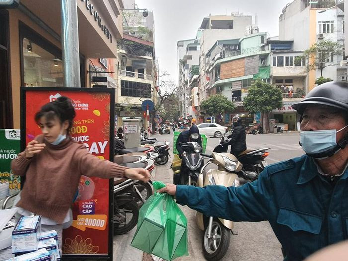 Dich COVID-19 dien bien phuc tap, nguoi Ha Noi xep hang mua khau trang-Hinh-8