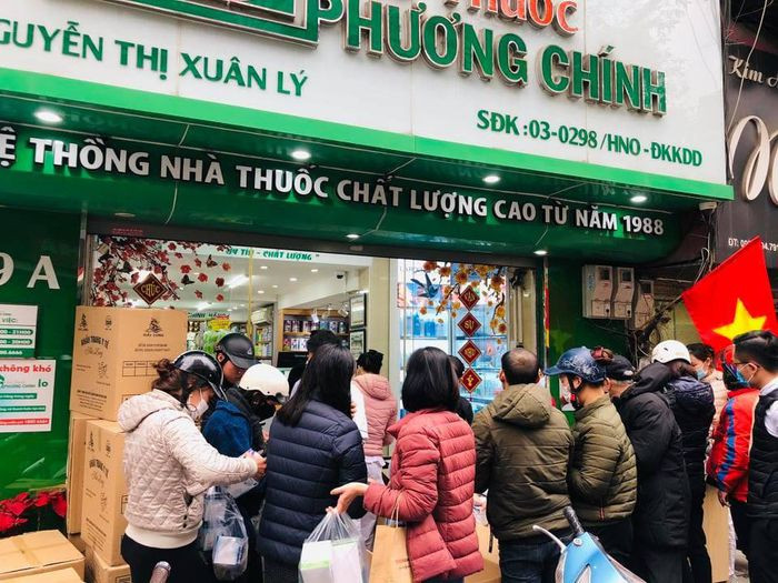 Dich COVID-19 dien bien phuc tap, nguoi Ha Noi xep hang mua khau trang