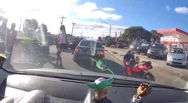 Video: Mắng chửi xe máy nẹt pô, tài xế ô tô bị đánh hội đồng dã man Video: Mang chui xe may net po, tai xe o to bi danh hoi dong da man