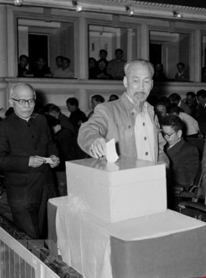 Chủ tịch Hồ Chí Minh bỏ lá phiếu đầu tiên bầu Ban Thường trực Quốc hội mới tại Kỳ họp thứ 6, Quốc hội khóa I. (Ảnh: TTXVN)