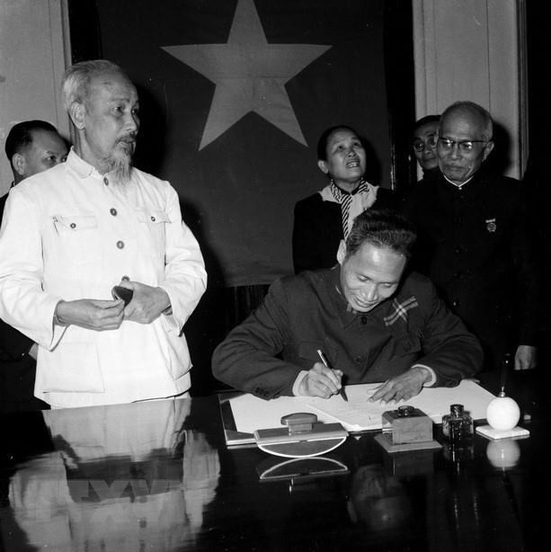 Chủ tịch Hồ Chí Minh chứng kiến Thủ tướng Phạm Văn Đồng ký lệnh công bố Hiến pháp mới (1/1/1960). (Ảnh: TTXVN)