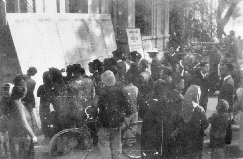 Cử tri Thủ đô xem danh sách, tiểu sử các đại biểu ra ứng cử. (Ảnh: Tư liệu TTXVN)